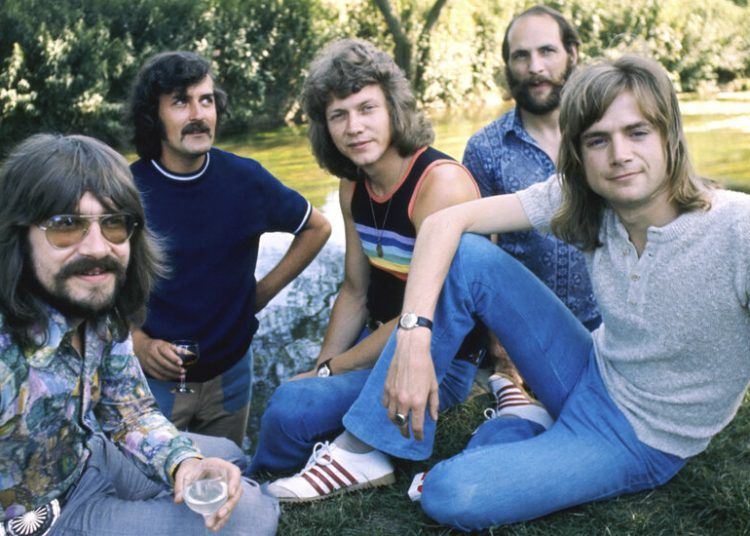 Graeme Edge, Drummer and Co-Founder of the Moody Blues, Dies at 80 –  Celebrity Land International