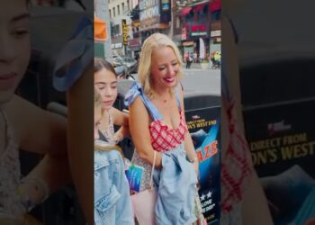 NYC Street Artist Shocks Crowd 💯🗽
