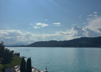 blue lake in austria with blue skies