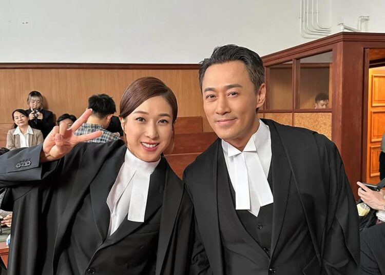Linda Chung and Raymond Lam played two lawyers debating over the merits of the phone in a courtroom.