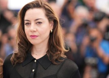 Aubrey Plaza poses for photographers.