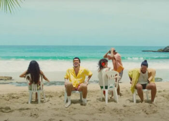 Bad Bunny and Chuwi spend a day at the beach in "Weltita" music video - Credit: youtube/bad bunny