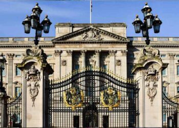 Buckingham Palace releases first statement after Prince Harrys announcement