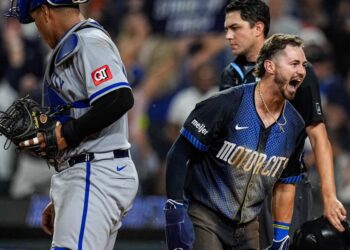 Bullpen, rotten luck give up five runs in 7-5 loss to Tigers