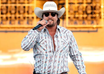 Gavin Adcock performing at 2025 Country Thunder Wisconsin in July.