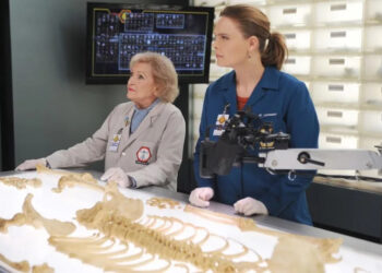 Betty White and Emily Deschanel on Season 11, Episode 4, of 'Bones,' October 2015.