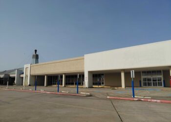 photo of an empty storefront at Town East Mall, that Sears used to occupy.