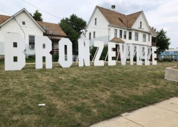 Bronzeville letters in 2018. Photo by Jeramey Jannene.