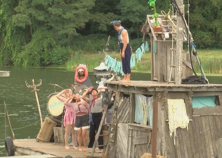 Floating Circus Drops Anchor in Frankfort | Entertainment