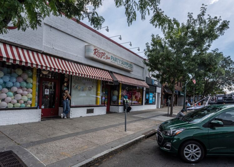 'Focker In Law' star Ben Stiller dines in Mamaroneck NY