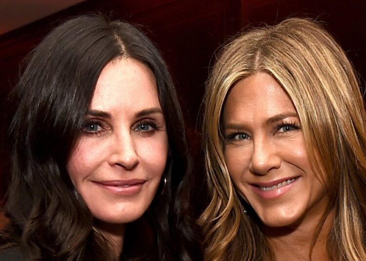 Friends Stars Jennifer Aniston and Courteney Cox Share Sweet Selfie