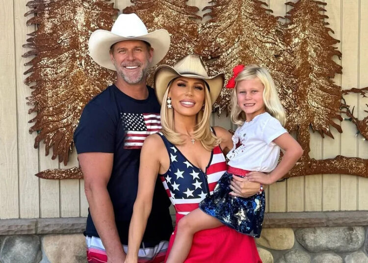 Gretchen Rossi and Slade Smiley post for a photo with their daughter
