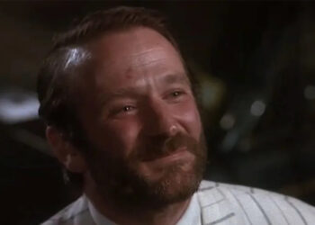 A close up of Robin Williams with a beard, smiling.