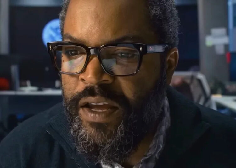 Glasses-wearing Ice Cube in War of the Worlds.