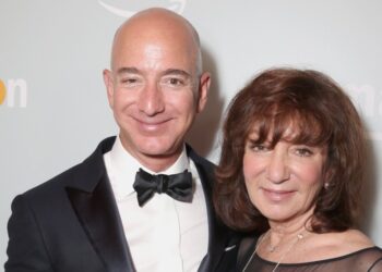 Jeff Bezos's Mom Jackie Dies at 78 After Dementia Battle