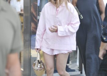 *exclusive* istanbul, turkey jennifer lopez enjoys a relaxed shopping day at İstinye park in istanbul before her upcoming concert at festival park yenikapı. the singer was seen browsing luxury stores and smiling at excited fans who gathered to see her. pictured: jennifer lopez backgrid usa 5 august 2025 usa: +1 310 798 9111 / usasales@backgrid.com uk: +44 208 344 2007 / uksales@backgrid.com *uk clients pictures containing children please pixelate face prior to publication*