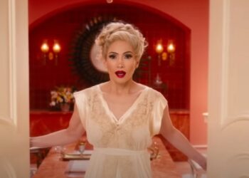 Jennifer Lopez in Kiss of the Spider Woman.
