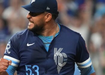 Kansas City Royals wriggle out of jam to win 3-1 over Chicago White Sox
