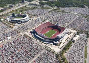 Lawmakers sue Missouri over Chiefs and Royals stadium funding: ‘Who pays Mahomes?’ | KCUR