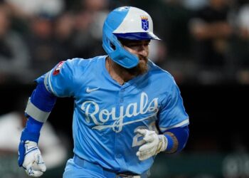 Massey, Isbel get run-scoring hits in 9th as Royals rally to beat White Sox 5-4