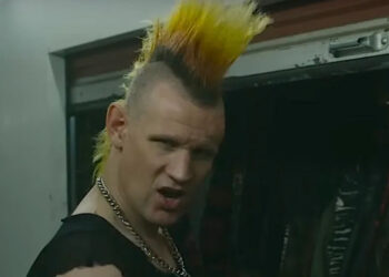 Matt Smith with a big orange and yellow punk mohawk as Russ in Caught Stealing.
