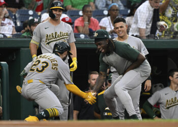 Minnesota Twins and Kansas City Royals play in game 2 of series