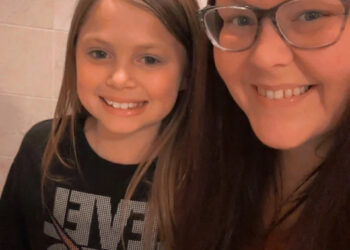 Alaynna Doty (left) takes a selfie with her mom Lauren Durham (right) before a trip to their favorite restaurant with karaoke, Crazy Cactus.
