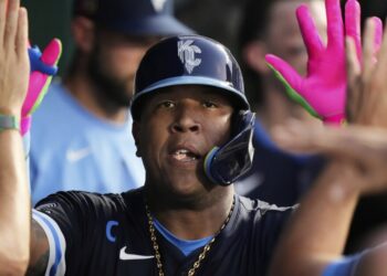 Perez hits go-ahead homer as Royals beat White Sox with 3-1 win
