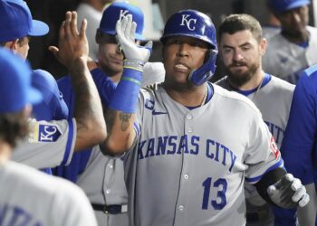 Perez leads Royals to 12-1 rout of White Sox