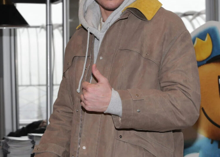 Pete Davidson giving thumbs up