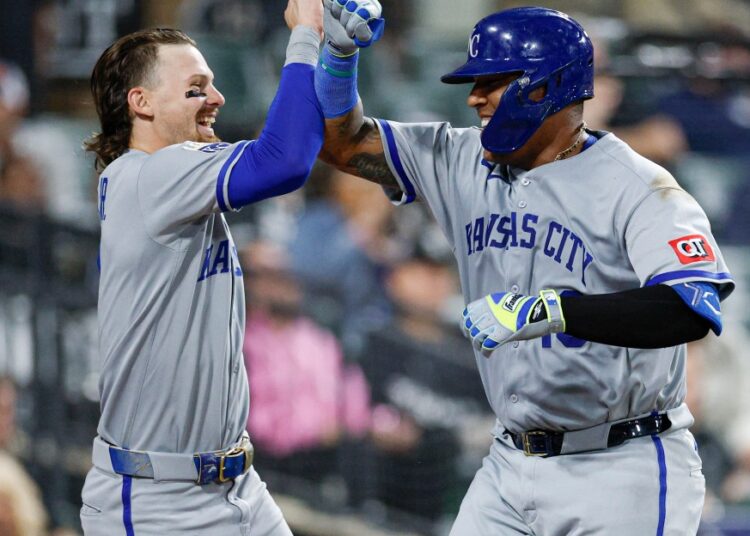 Royals bat around in fifth in huge 12-1 win over White Sox