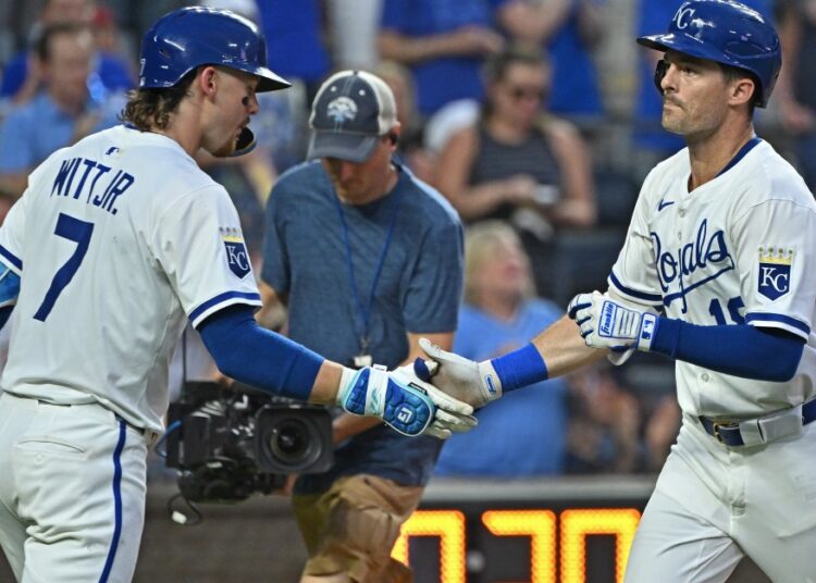 Royals bats come alive late, beat Rangers 5-2