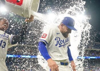 Royals come from behind to defeat Nationals 7-4