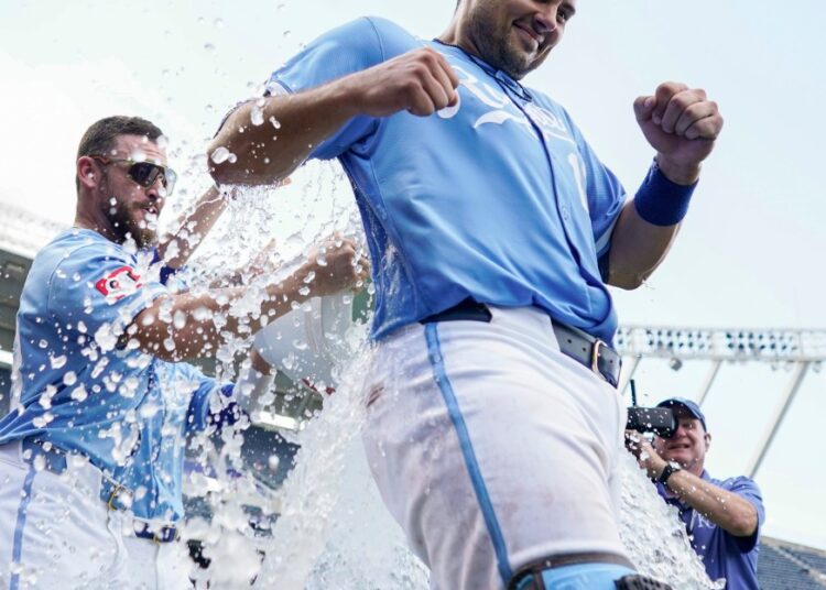 Royals finish successful homestand with 6-4 win over Rangers