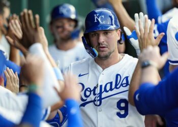 Royals hit three homers in win over skidding Rangers