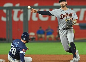 Royals miss too many opportunities in 5-3 loss to Tigers