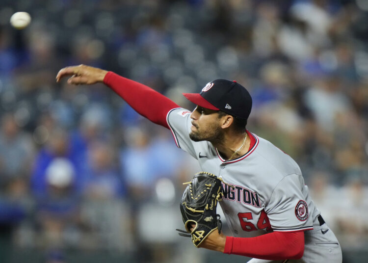Royals play the Nationals on home winning streak