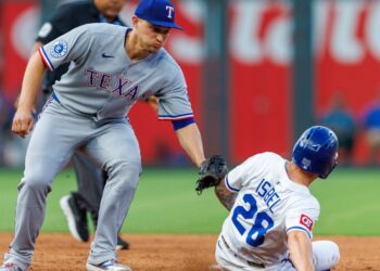 Royals surrender late lead in 6-3 loss to Rangers