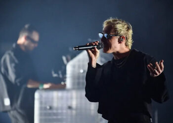 Rufus Du Sol's Tyrone Lindqvist wears black on stage