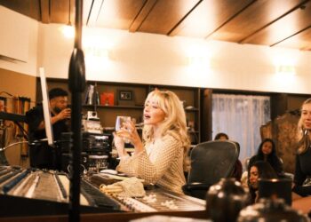 Sabrina Carpenter Kidnaps 26 Fans for Secret “Man’s Best Friend” Listening Party and They Loved It