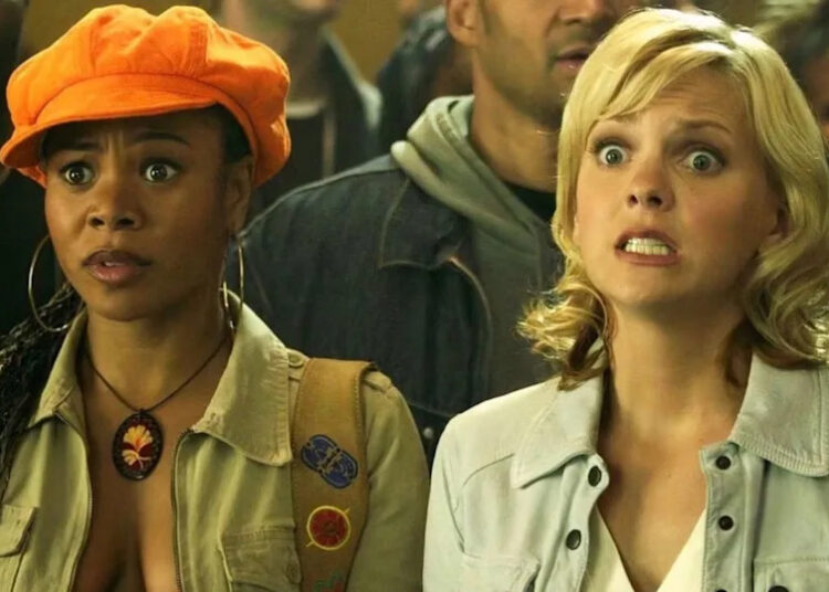 Regina Hall and Anna Faris together in Scary Movie 3 looking shocked.