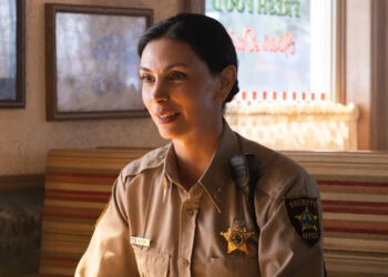 Morena Baccarin as Mickey sitting in a booth at a resturant in Sheriff Country.