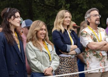 (L-R) Lilli Kay, Mariana Treviño, Judy Greer and Marc Maron star in Stick, standing in the crowd at a golf tournament