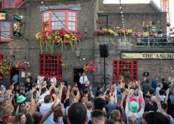 Sam Ryder's surprise performance at the iconic pub The Anchor on London’s Southbank.