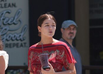 Suri Cruise, 19, channels mom Katie Holmes in unique dress - Celebrity News - Entertainment