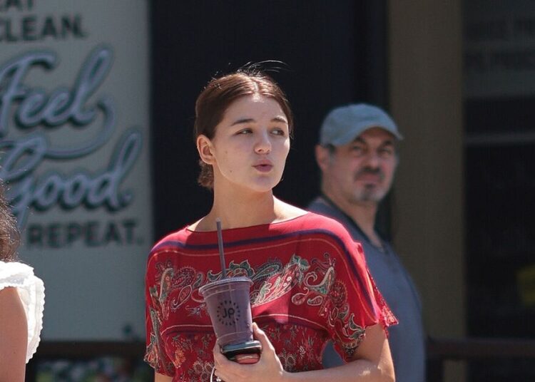 Suri Cruise, 19, channels mom Katie Holmes in unique dress - Celebrity News - Entertainment