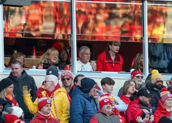 Taylor Swift and Donna Kelce at Kansas City Chiefs game