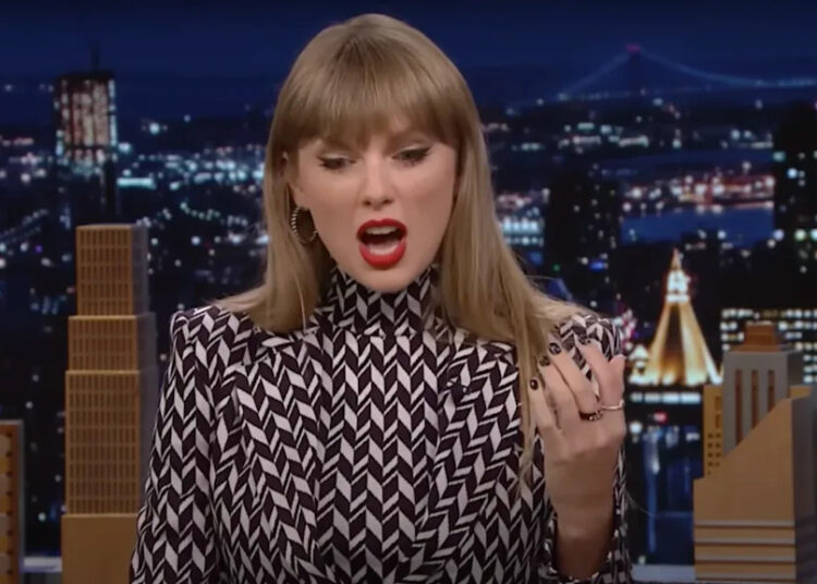 Taylor Swift on stage.Tonight Show.