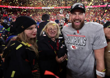 KANSAS CITY, MISSOURI - JANUARY 26: Travis Kelce #87 of the Kansas City Chiefs celebrates with Taylor Swift and mother Donna Kelce after the Chiefs defeated the Buffalo Bills 32-29 to win the AFC Championship Game at GEHA Field at Arrowhead Stadium on January 26, 2025 in Kansas City, Missouri. 
