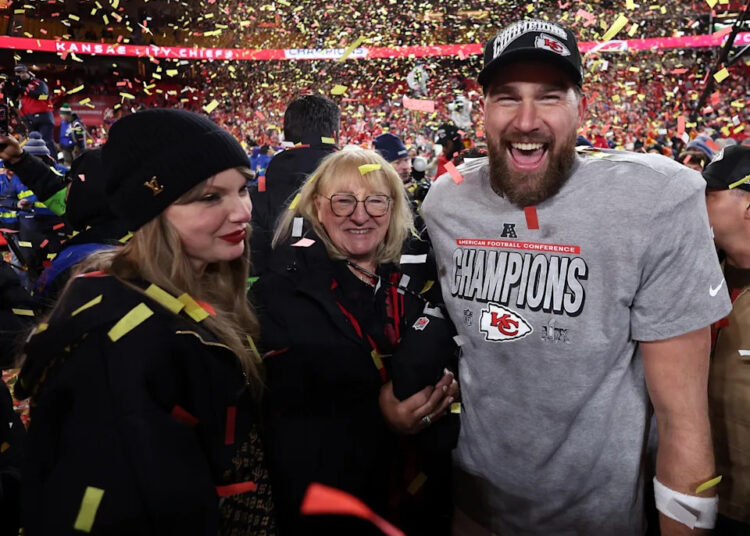 KANSAS CITY, MISSOURI - JANUARY 26: Travis Kelce #87 of the Kansas City Chiefs celebrates with Taylor Swift and mother Donna Kelce after the Chiefs defeated the Buffalo Bills 32-29 to win the AFC Championship Game at GEHA Field at Arrowhead Stadium on January 26, 2025 in Kansas City, Missouri. 
